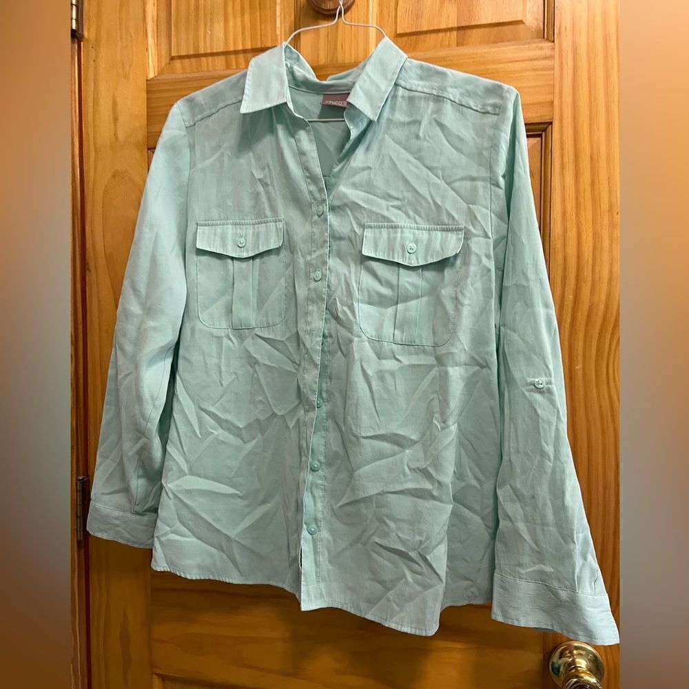 Gorgeous Chico’s size 2 seafoam button down shirt